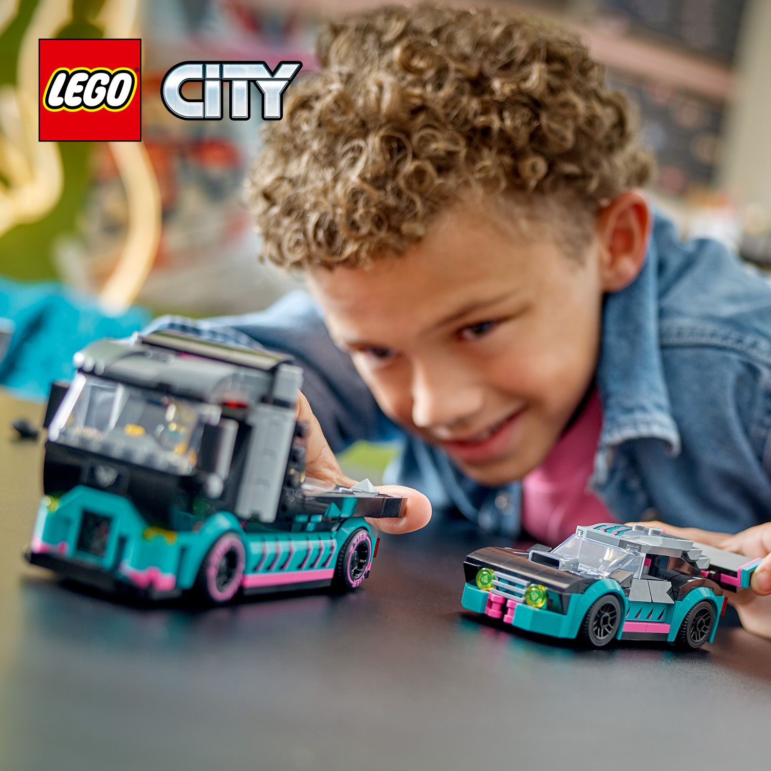 LEGO® závodní auto a přepravník vozidel