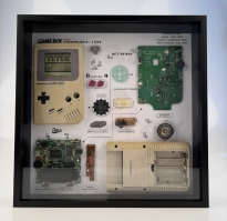 Nintendo Gameboy Original DMG 01, rámeček s rozebranou retro konzolí