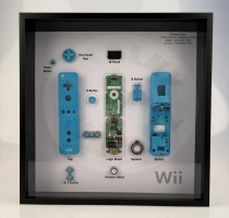 Nintendo Wii Remote Controller, rámeček s rozebraným ovladačem
